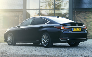 Lexus ES Hybrid with digital side-view monitors (2020) UK (#100506)