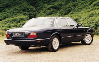 Jaguar XJ8 (1997) UK (#35176)