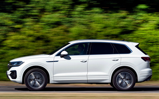 Volkswagen Touareg R-Line (2018) UK (#79107)