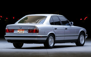 BMW 5 Series (1988) US (#82477)