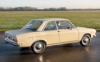 Audi 100 with twin headlights [2-door] (1971) UK (#88086)