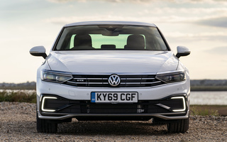 Volkswagen Passat GTE (2019) UK (#95555)