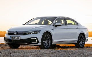 Volkswagen Passat GTE (2019) UK (#95556)