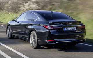 Lexus ES Hybrid with digital side-view monitors (2020) EU (#99122)