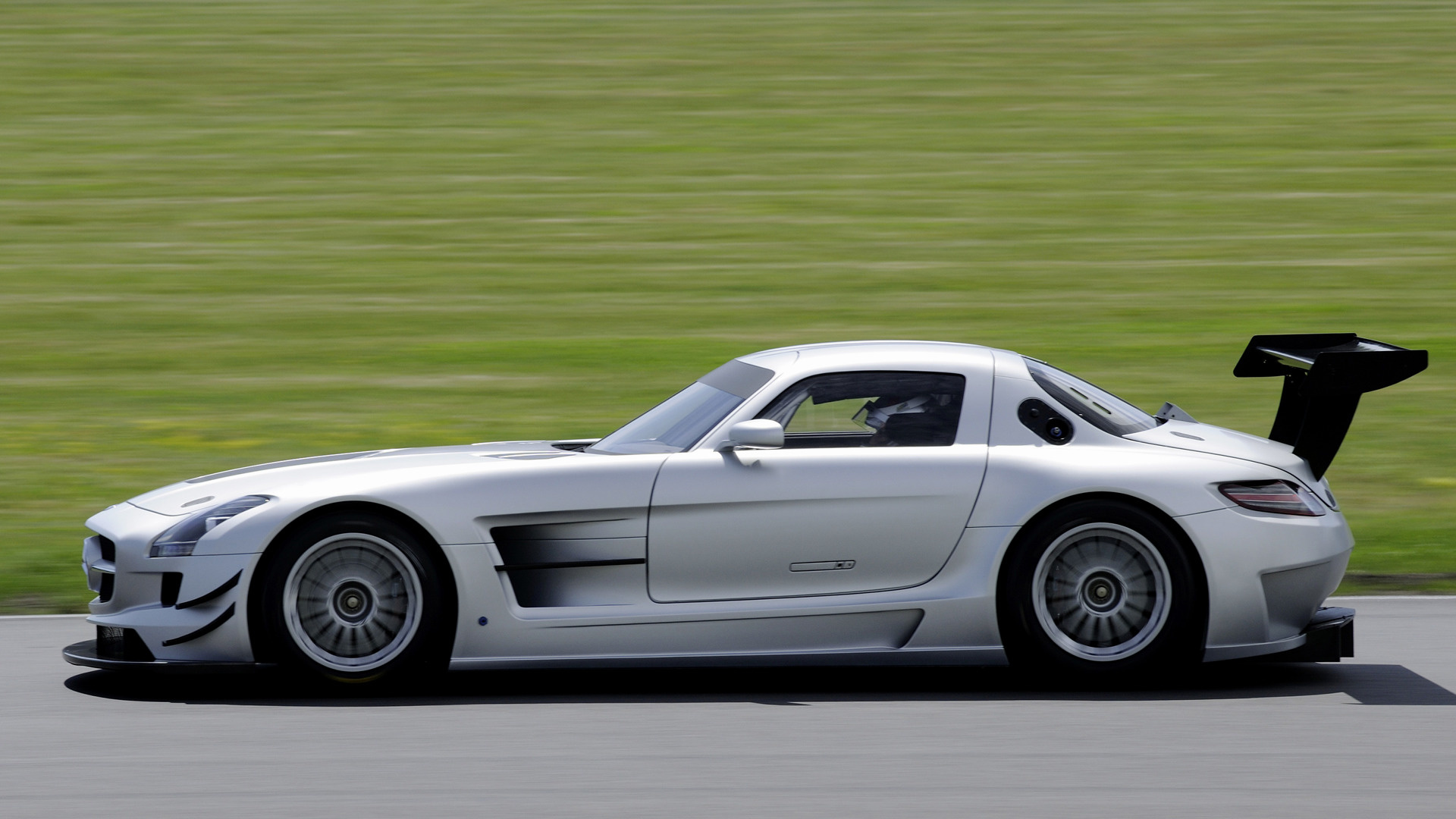 белый автомобиль mercedes benz sls amg gt3 скачать