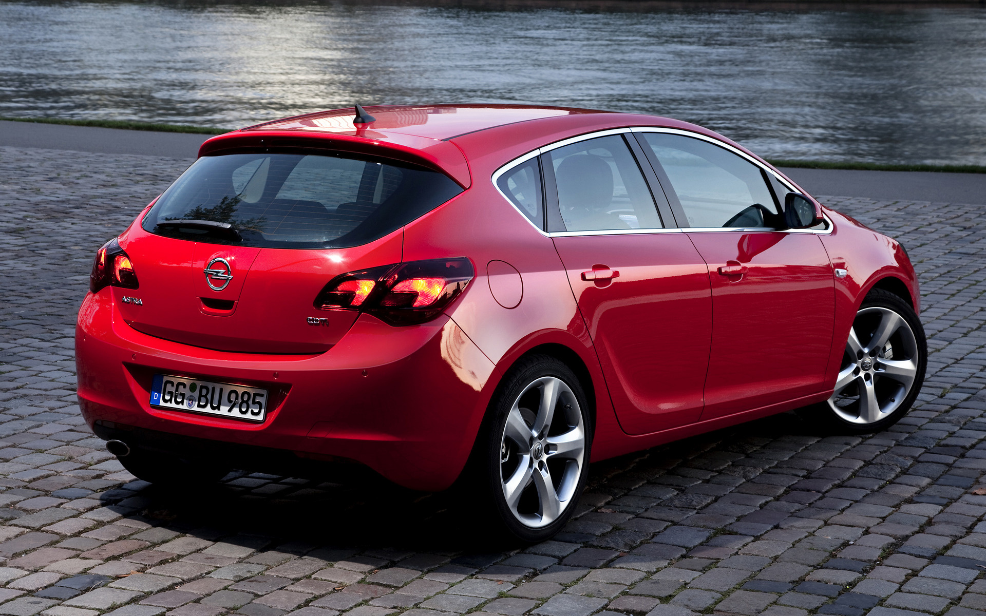 Недорогие хэтчбеки. Opel Astra j 2010 1.6. Opel Astra 2012 хэтчбек. Opel Astra j 2010-2015.