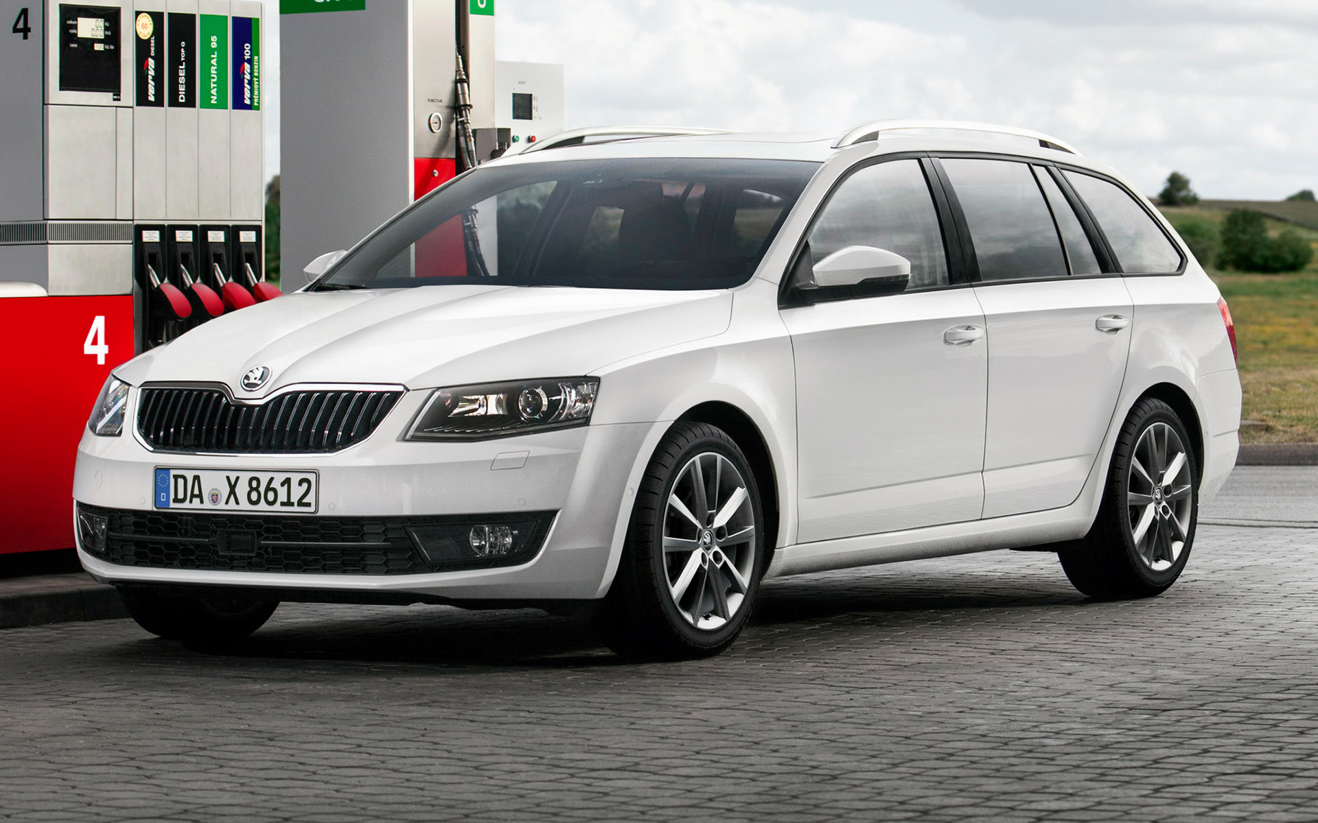 Кто производит шкоду. Skoda Octavia. Skoda Octavia Combi. Skoda g Tec.