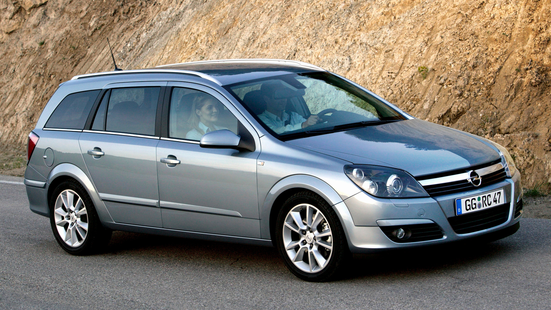 Машина опель универсал. Opel Astra Caravan 2007.
