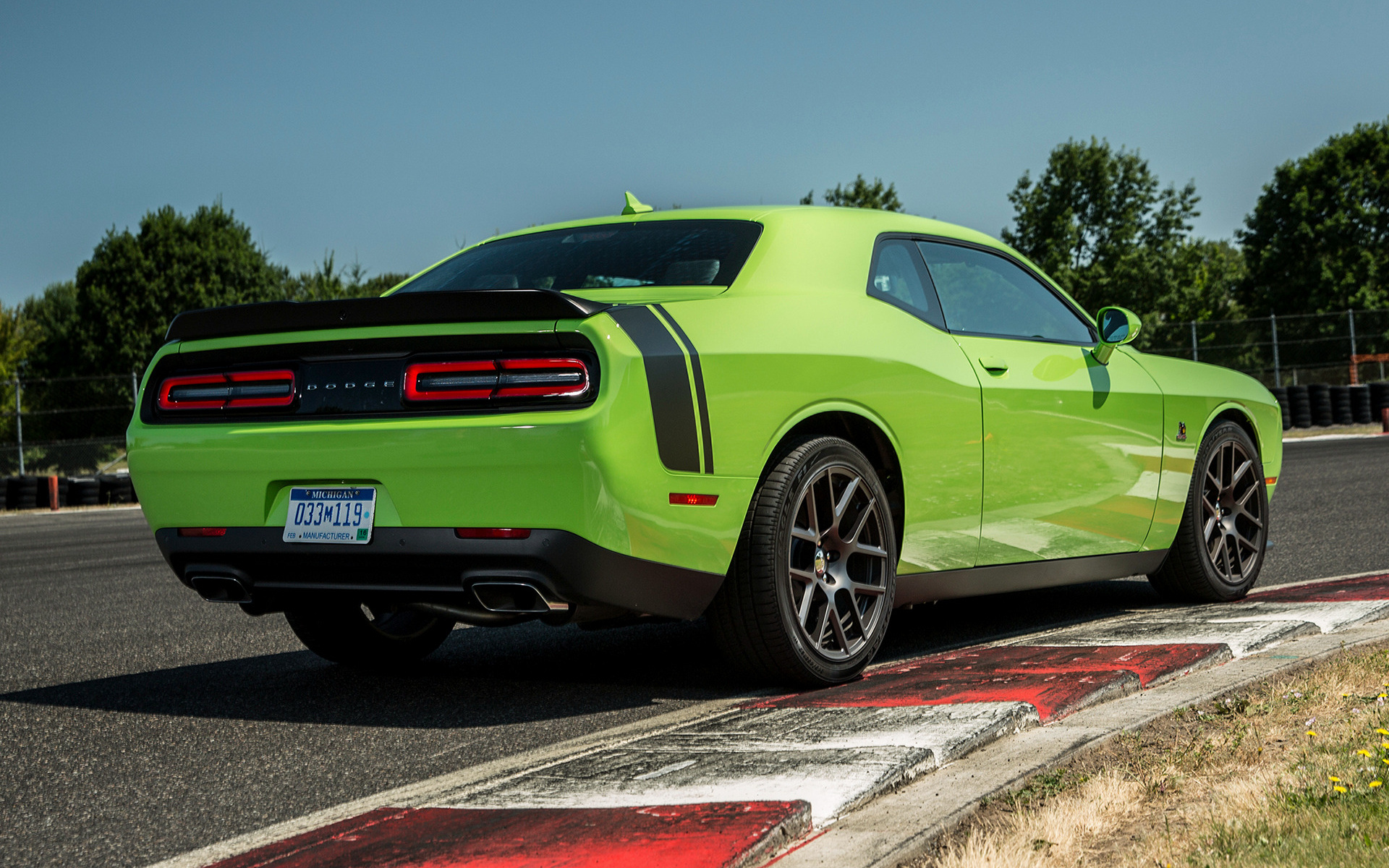 серый автомобиль dodge challenger scat pack shaker без смс