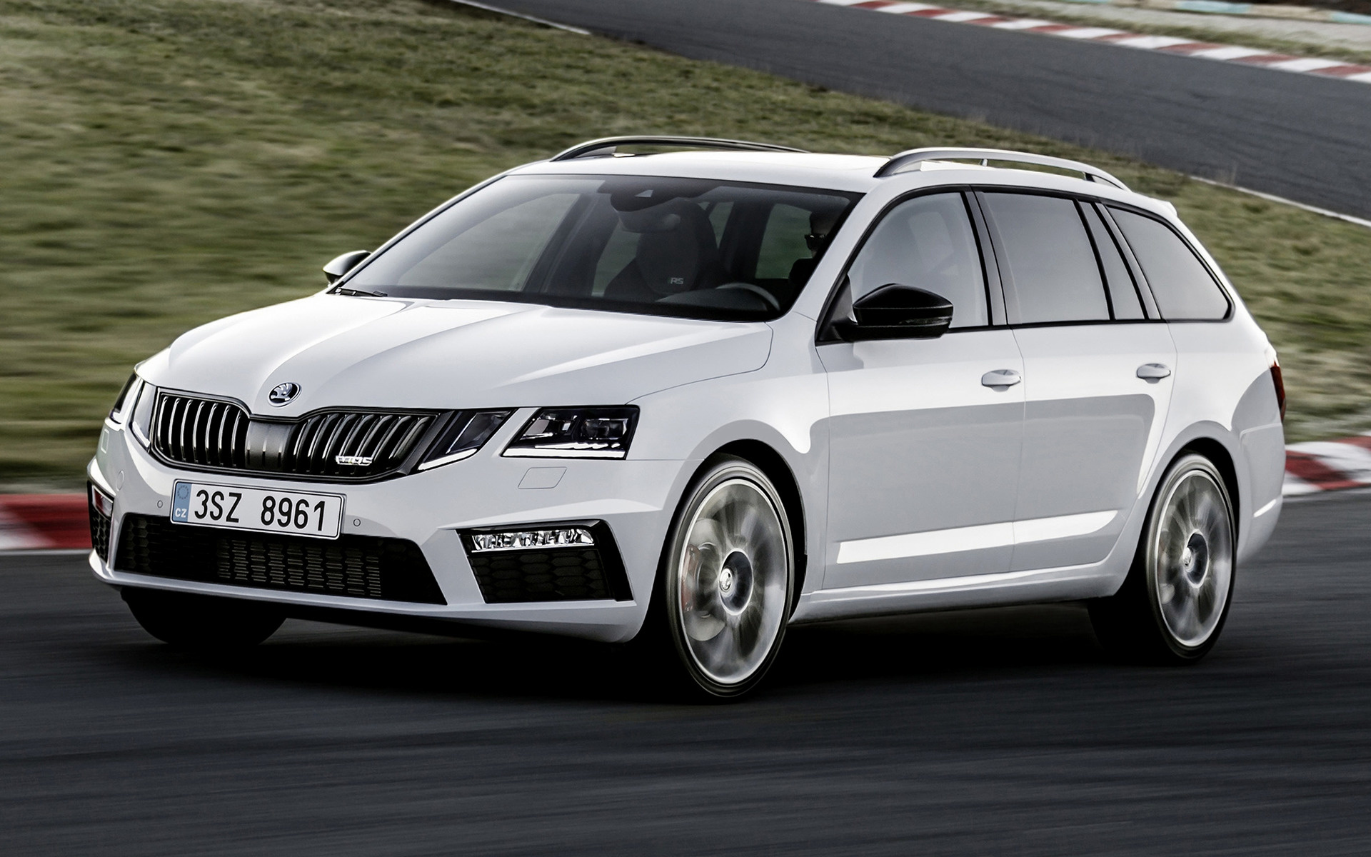 Шкода универсал дизель. Шкода Комби 2021. Skoda Octavia RS 2017.