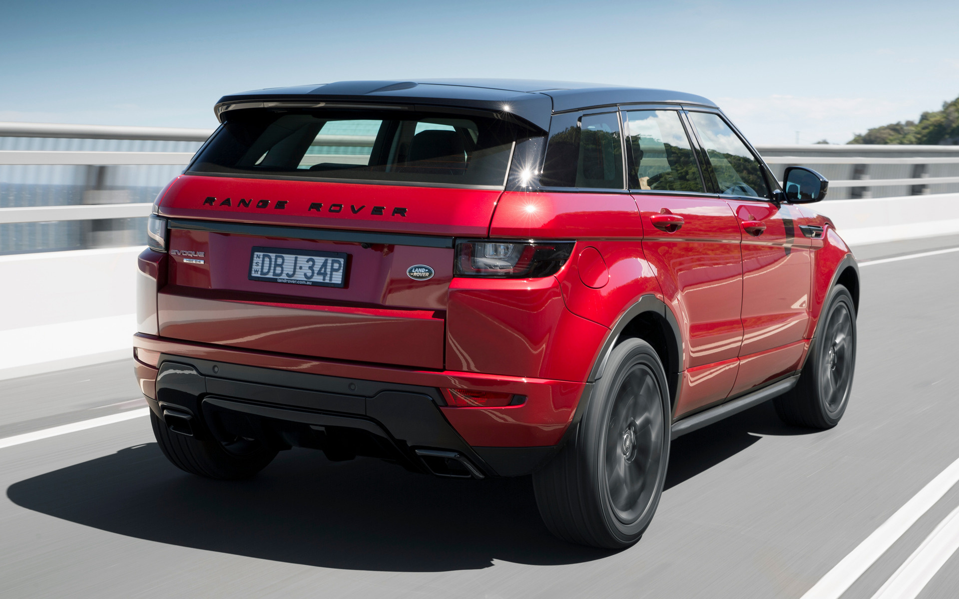 Красный джип Land Rove Range Evoque бесплатно