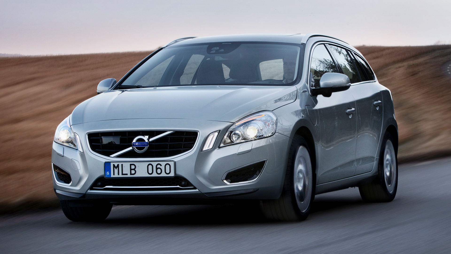 Volvo v60 2012. Вольво хэтчбек v40. Volvo v60 Hybrid батарея. Вольво v60 2 поколения.