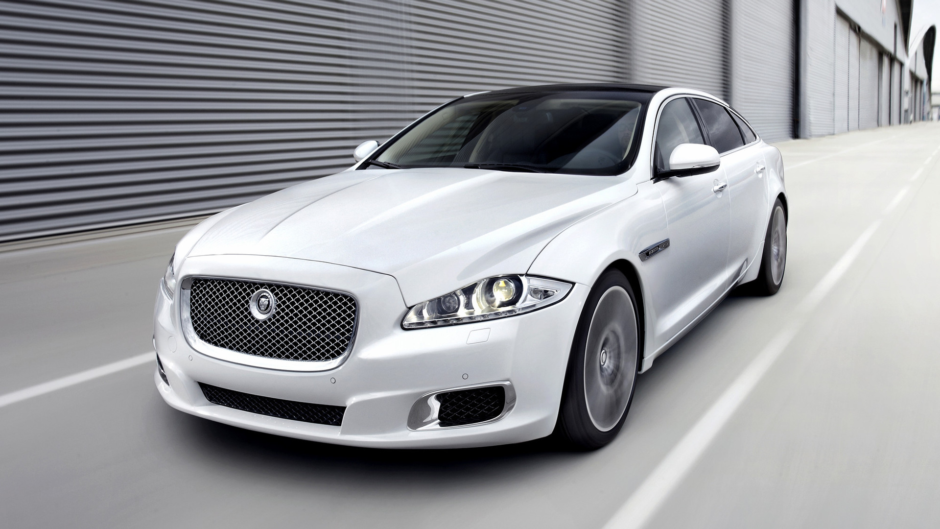 Jaguar XJ 2015 белый