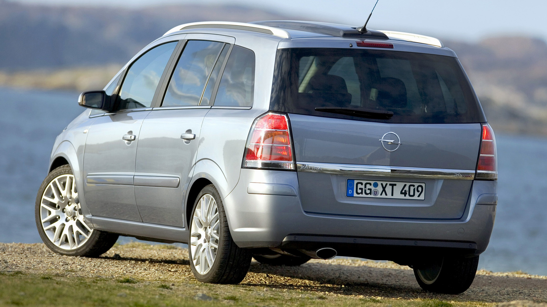 Почему зафира б. Опель Зафира 2 поколение. Opel Zafira 1. Opel Zafira b 2005. Opel Zafira универсал.