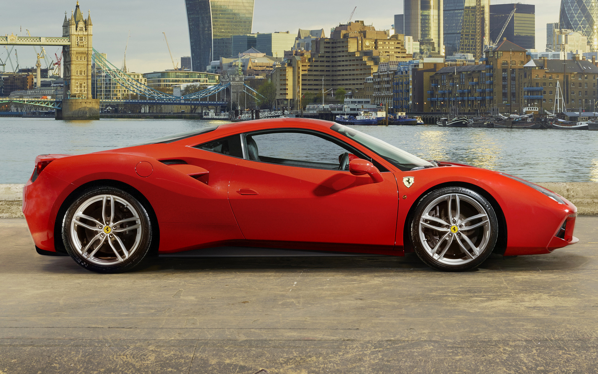 красный спортивный автомобиль ferrari 488 gtb бесплатно