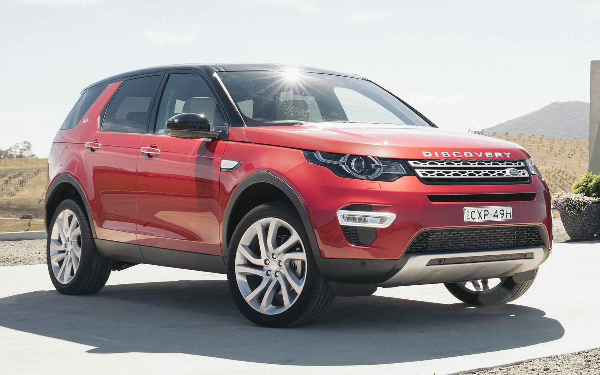 Сигнал дискавери. Land Rover Discovery 2016 Red. LR Discovery Sport 2017. Land Rover Discovery Sport HSE Luxury. Дискавери . Название автомобиля кроссовера ..