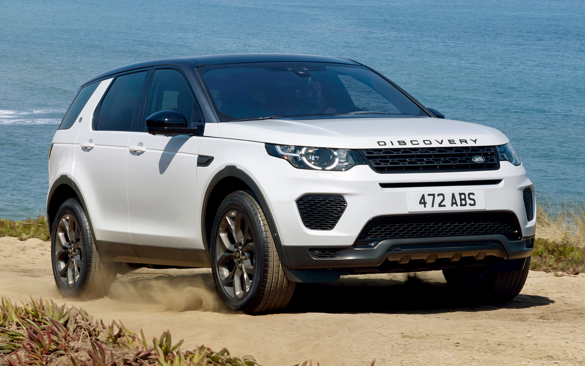 Ленд ровер дискавери 2019. Land Rover Discovery Sport 2015. Ленд Ровер Дискавери спорт 2022 белый. Рендж Ровер Дискавери спорт 2022.