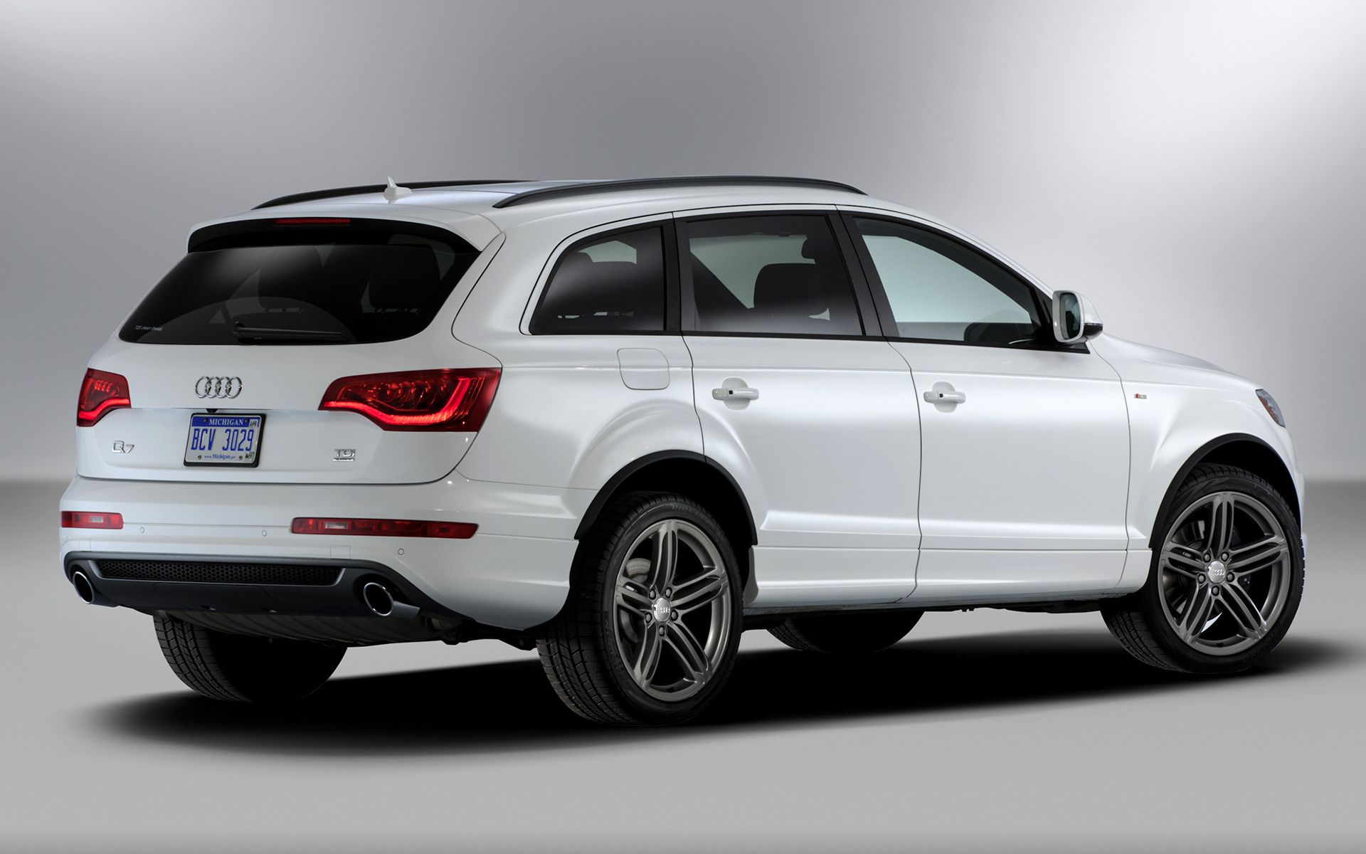 Размеры ку7. Audi q7 2010 s line. Audi q7 s-line 2013. Audi q7 2014 s line. Ауди q7 2012 s line.