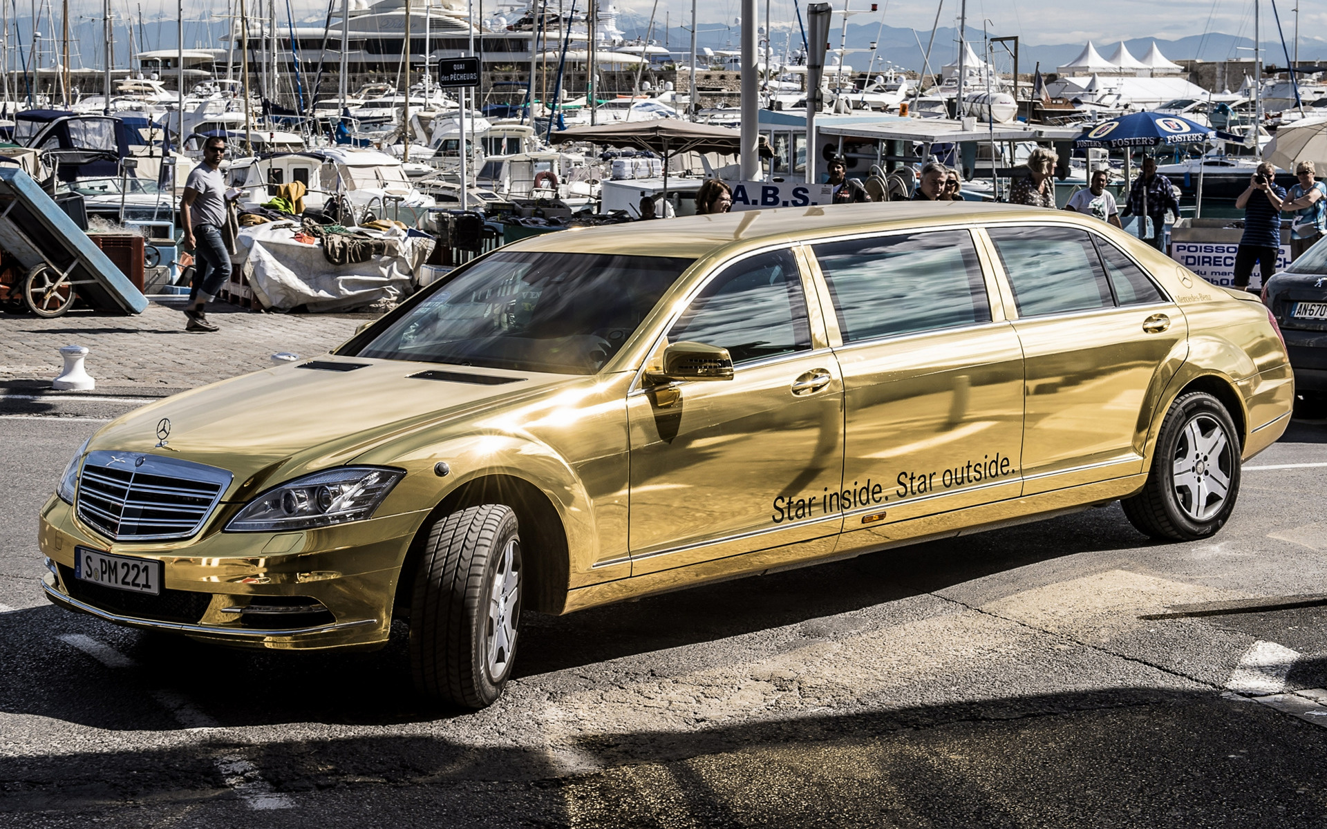 Gold машины. Золотой лимузин Мерседес Майбах. Mercedes-Benz s600 w221 Gold. Mercedes Pullman 220 золотой. Мерседес w221 золотой.